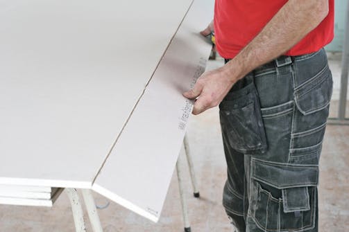 Sådan skæres gipsplader til: Bræk pladen hen over kanten af dit underlag, så vil gipspladen knække lige der, hvor du har skåret. Sådan skæres gipsplader til: Bræk pladen hen over kanten af dit underlag, så vil gipspladen knække lige der, hvor du har skåret.